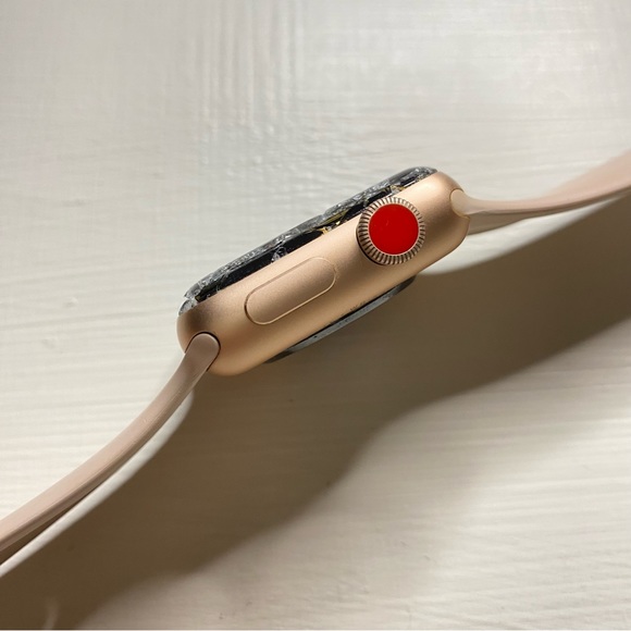 Apple Watch with Bands (broken screen) - Picture 9 of 12